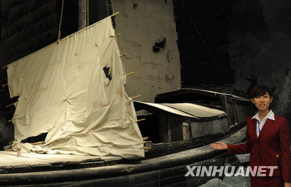 工作人员在介绍解放军渡江战役中被称为"渡江先锋船"的木帆船